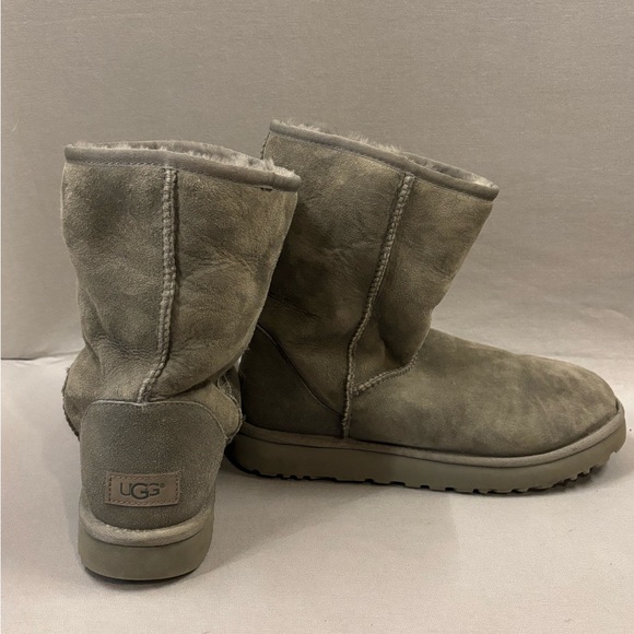Ugg Classic mid calf boots gray like new!!!! 0 signs of wear size 11 - Picture 1 of 5